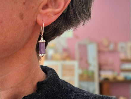 boucles d'oreilles charoïtes violettes montées sur crochet argenté