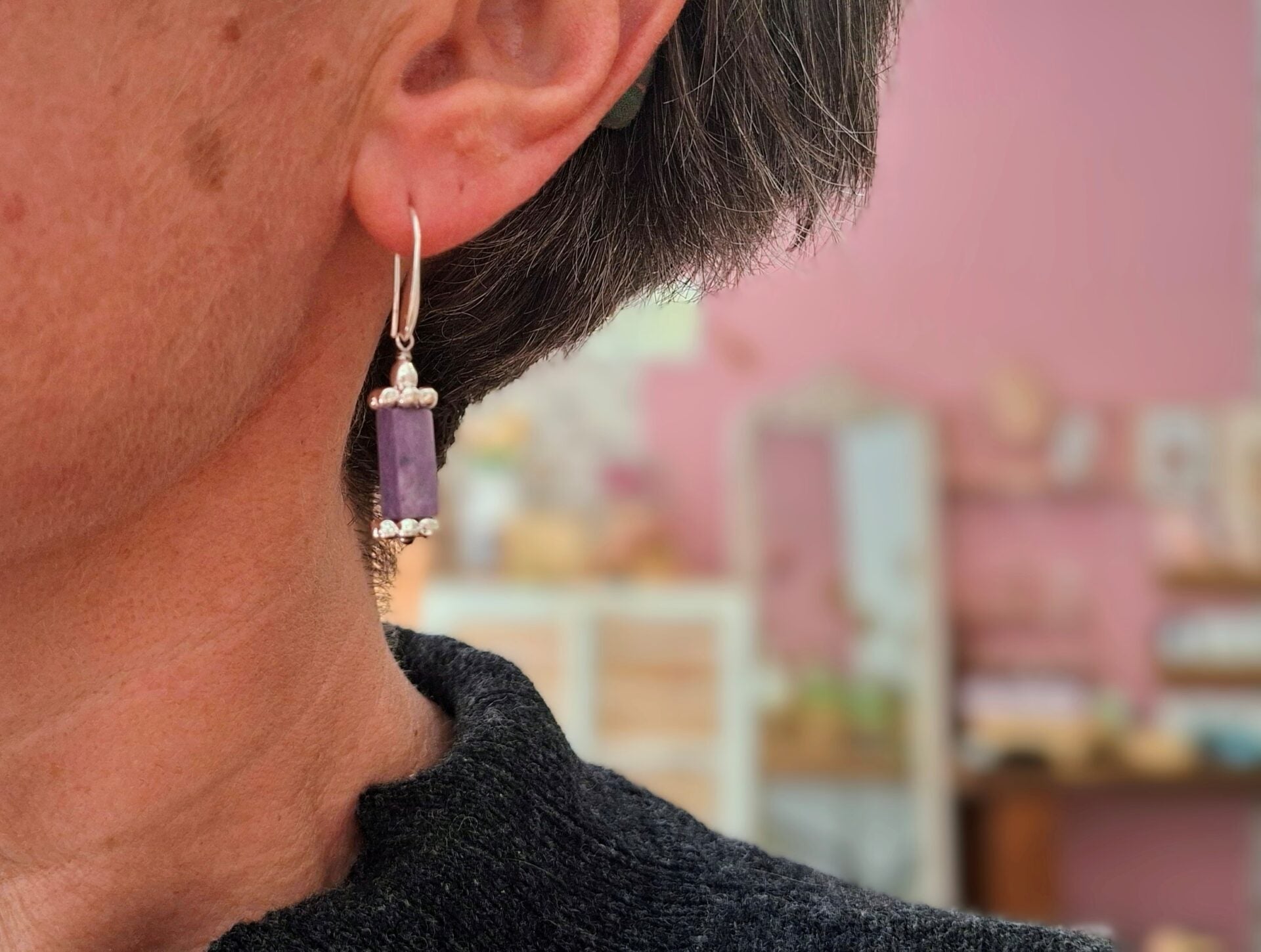 boucles d'oreilles charoïtes violettes montées sur crochet argenté