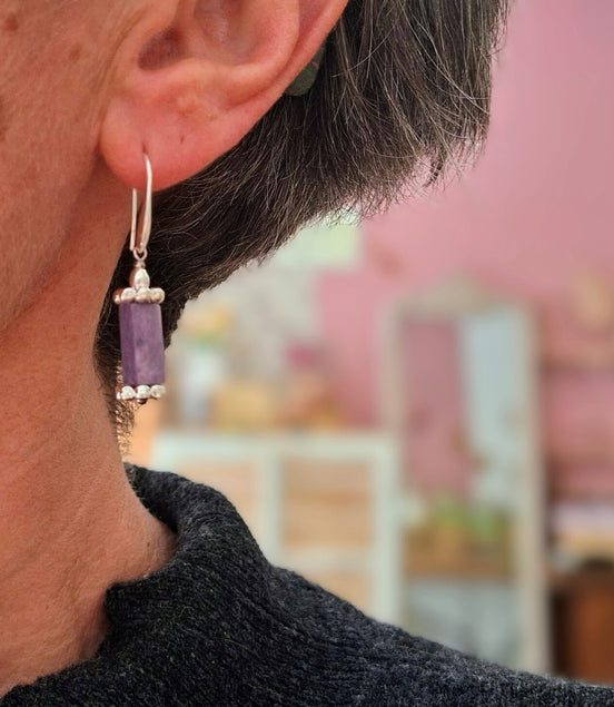 boucles d'oreilles charoïtes violettes montées sur crochet argenté