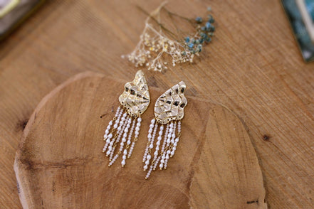 boucles d'oreilles coquillage pluie de nacre et de pierres de lune bijou de luxe idée cadeau