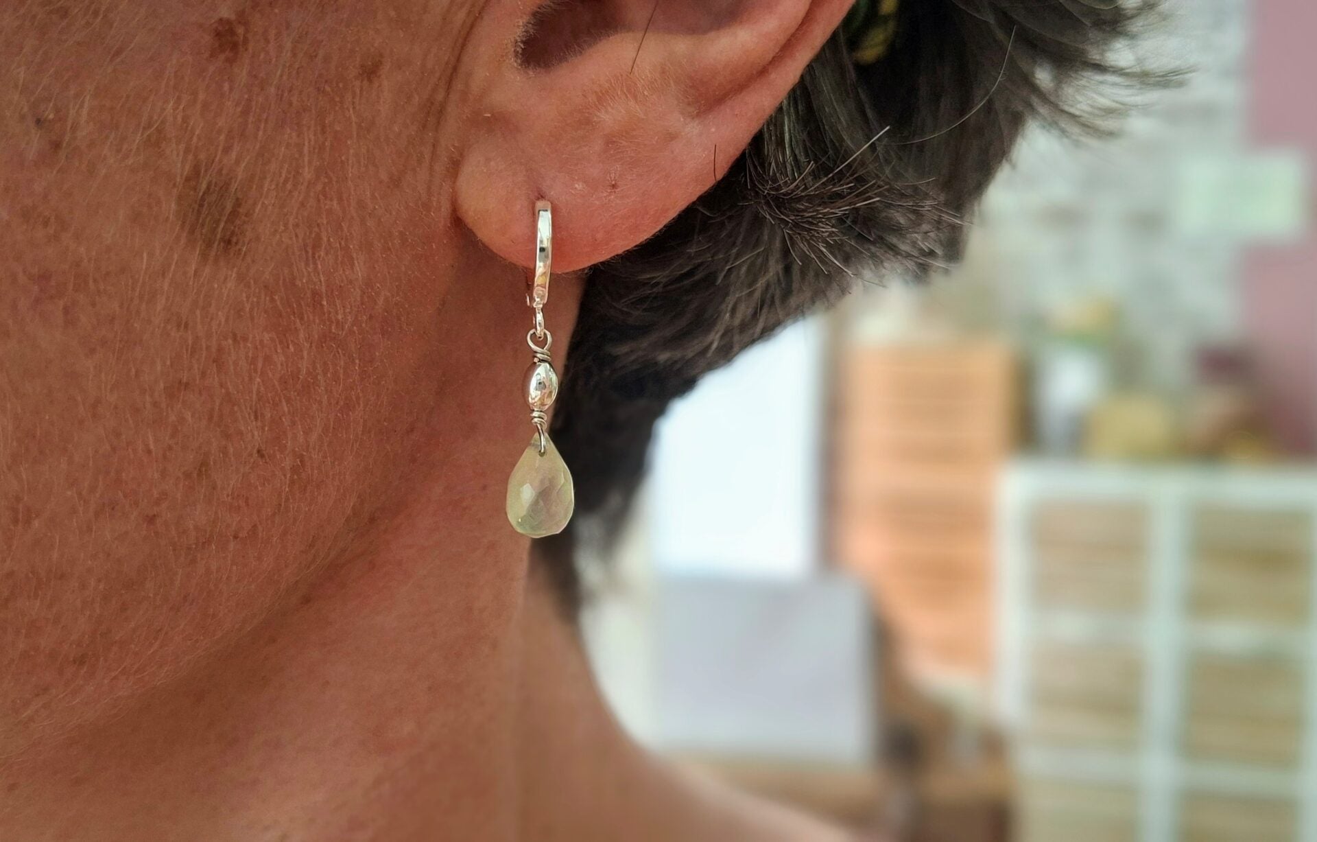 boucles d'oreilles courtes argenté et péridot vert clair