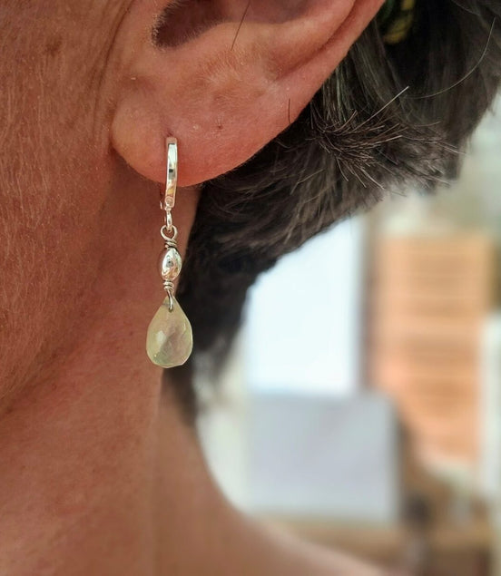 boucles d'oreilles courtes argenté et péridot vert clair