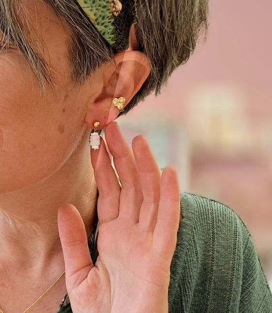 boucles d'oreilles courtes dorées et cristal de roche blanc