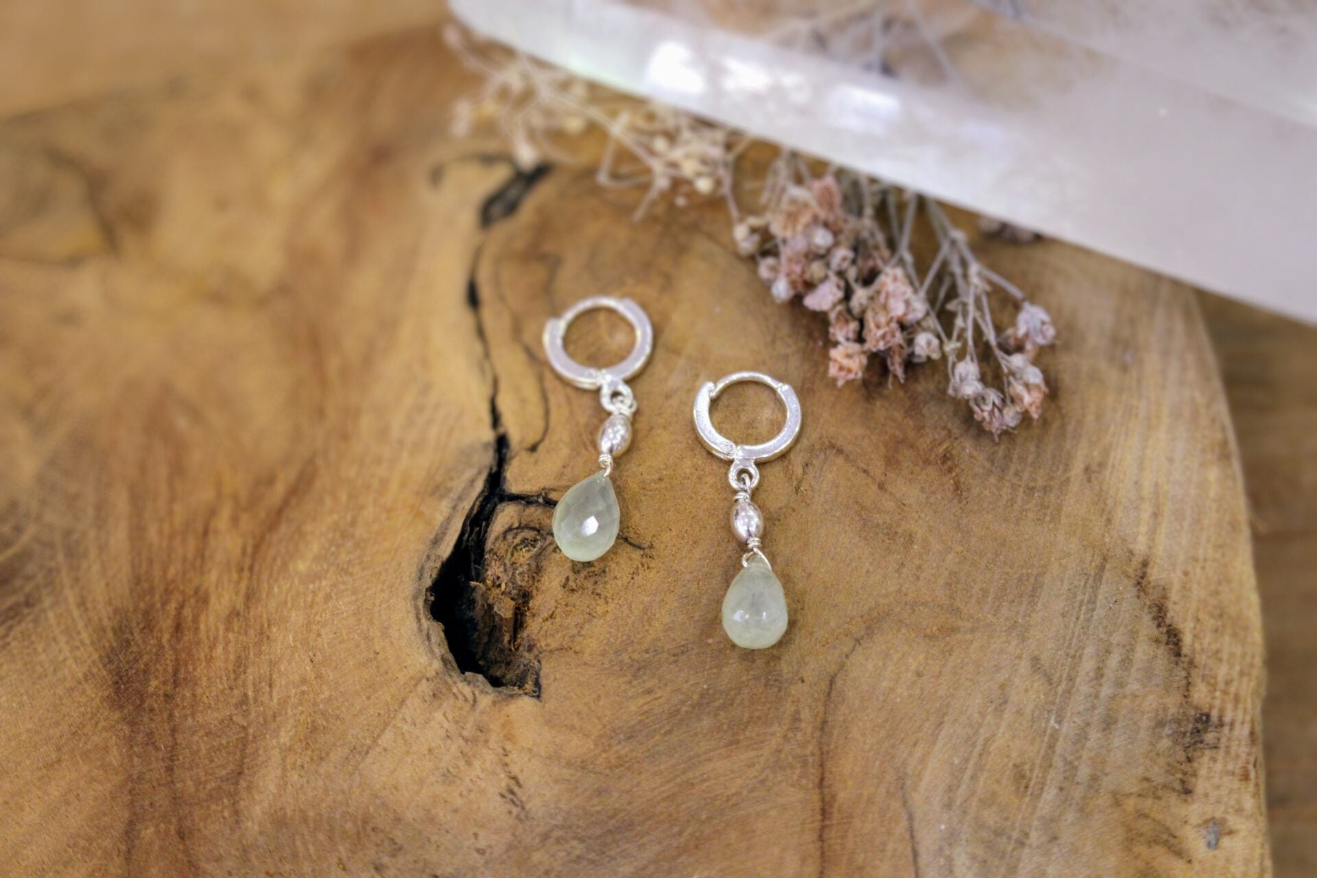 boucles d'oreilles courtes pendantes argenté et goutte péridot