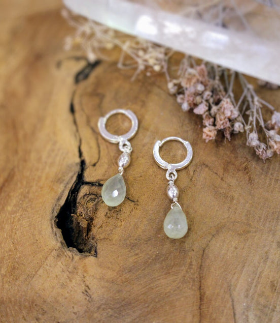 boucles d'oreilles courtes pendantes argenté et goutte péridot