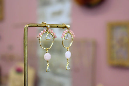 Idée cadeau bijou femme boucles d'oreilles dorée femme labradorite et pierres roses