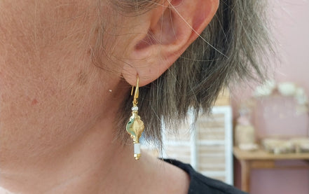 boucles d'oreilles dorées et nacre cosmopolites