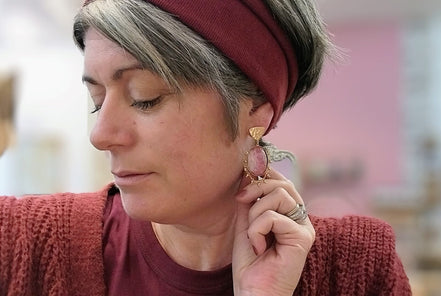 boucles d'oreilles dorées et pierre naturelle rose rodhochrosite