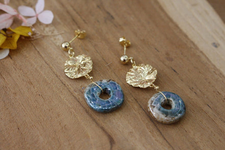 boucles d'oreilles dorées fleurs et céramique bleu