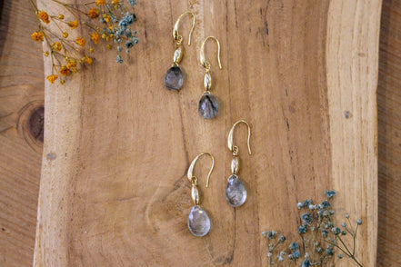 boucles d'oreilles dorées goutte en phrénite épidote