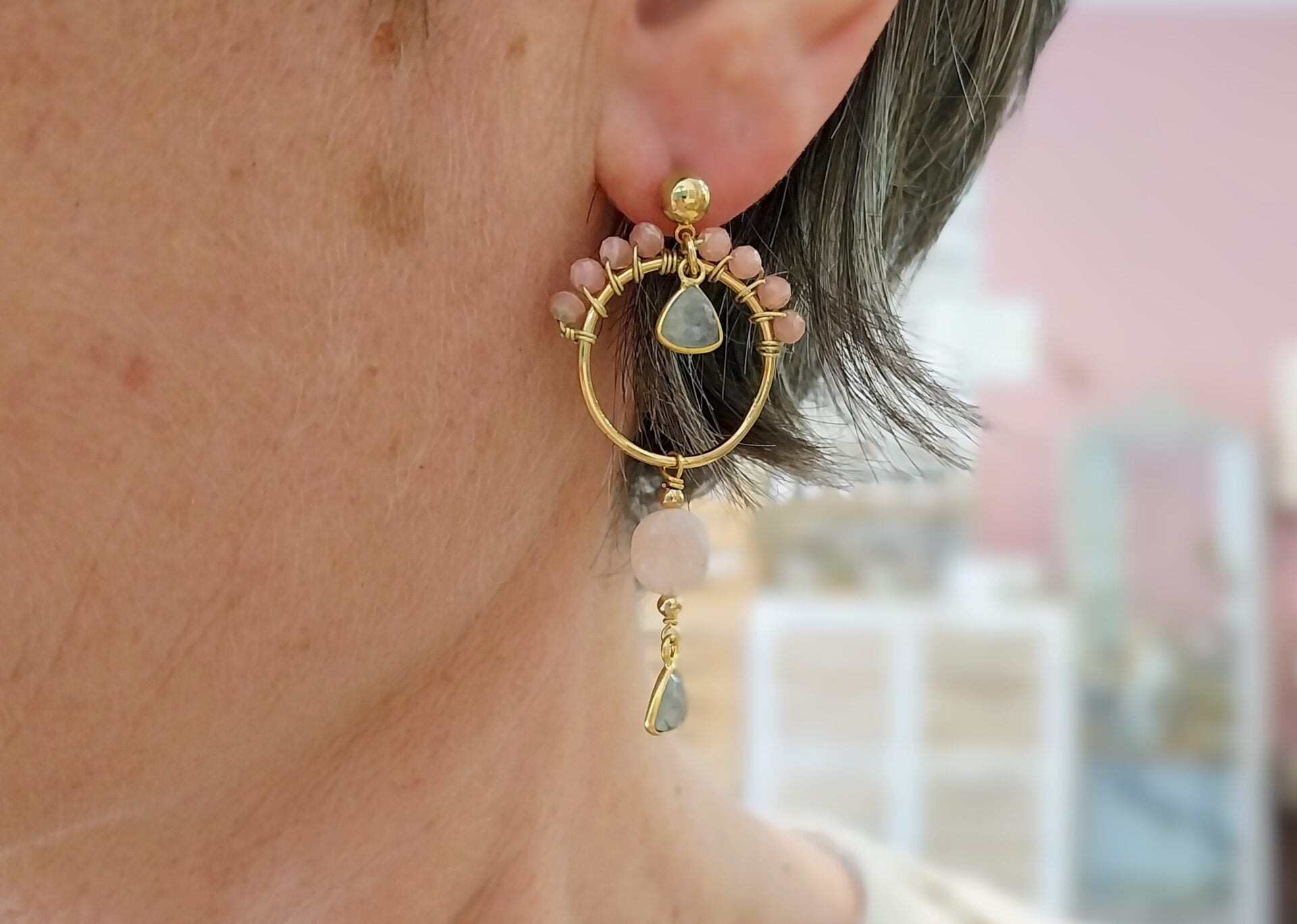 Idée cadeau bijou femme boucles d'oreilles dorées rosée vert