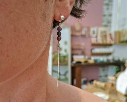 boucles d'oreilles fines et longues argenté et saphirs multicolores
