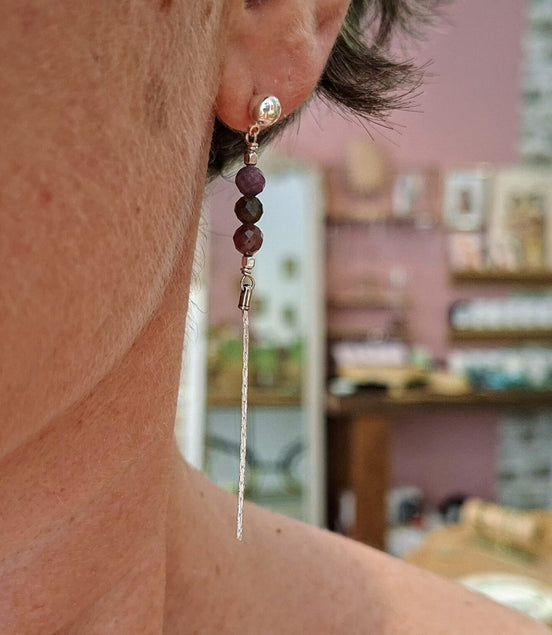 boucles d'oreilles fines et longues argenté et saphirs multicolores