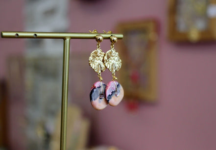 boucles d'oreilles fleur doré et disque céramique. Bijou fait main haut de gamme