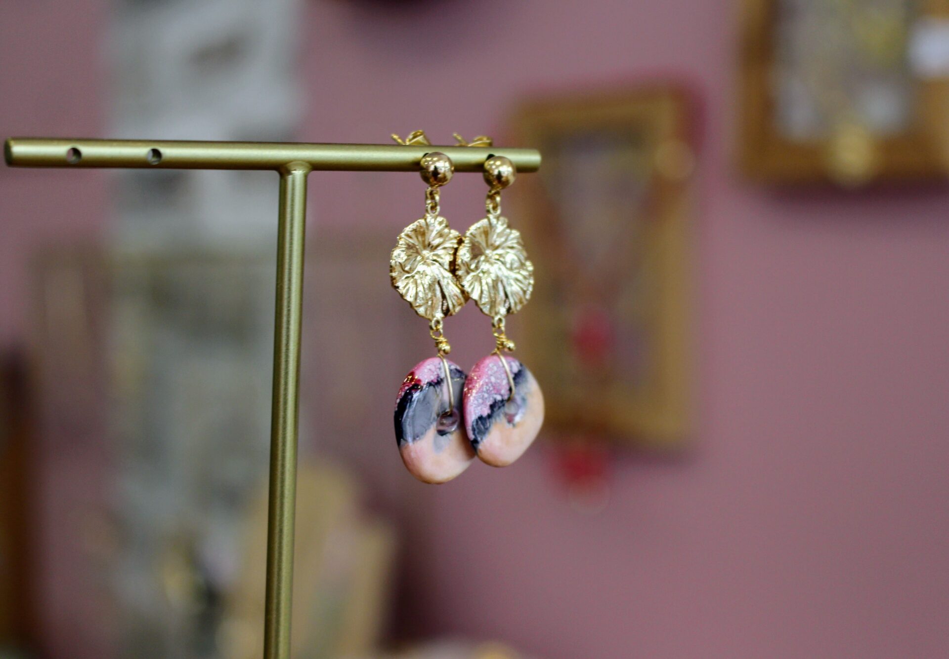 boucles d'oreilles fleur doré et disque céramique. Bijou fait main haut de gamme