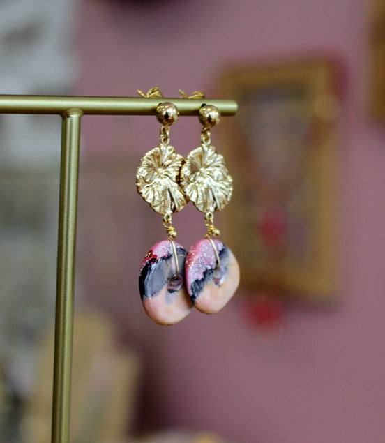 boucles d'oreilles fleur doré et disque céramique. Bijou fait main haut de gamme