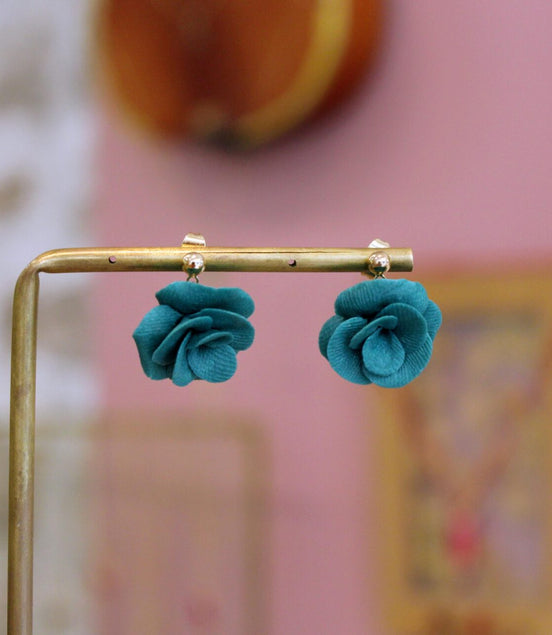 boucles d'oreilles fleurs bleu canard