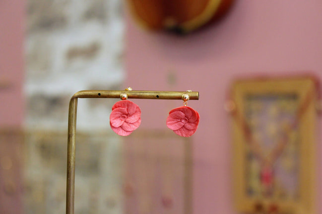 boucles d'oreilles fleurs rose corail idée cadeau bijou fleuri