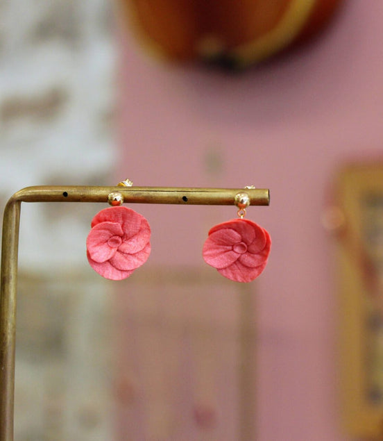 boucles d'oreilles fleurs rose corail idée cadeau bijou fleuri