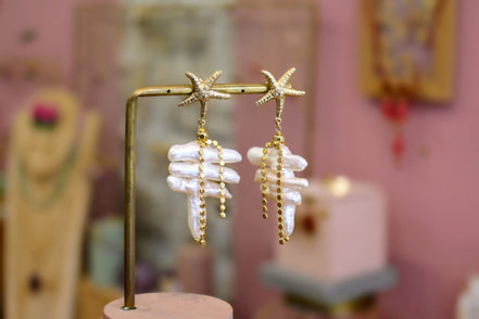 boucles d'oreilles haute fantaisie bijou de luxe fabriqué en france perles de nacre et étoile de mer doré