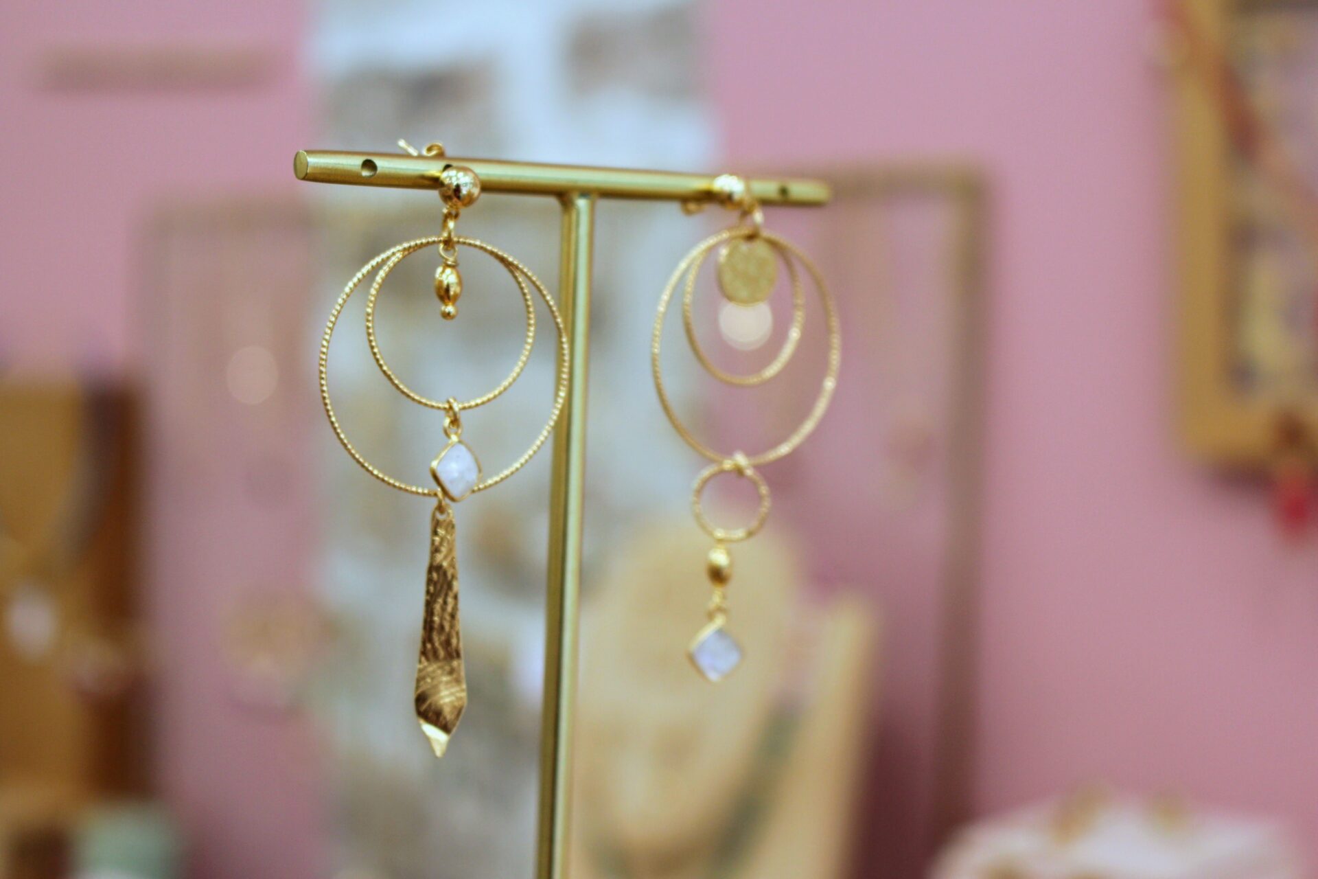 Boucles d'oreilles HORIZON CROISÉ doré pierre de lune