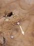 boucles d'oreilles longues asymétriques doré et pierre de lune blanche. Idée cadeau bijou haute fantaisie
