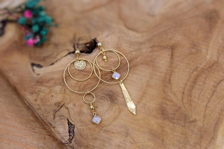 boucles d'oreilles longues asymétriques doré et pierre de lune blanche. Idée cadeau bijou haute fantaisie