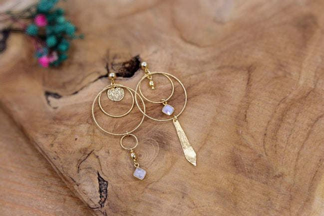 boucles d'oreilles longues asymétriques doré et pierre de lune blanche. Idée cadeau bijou haute fantaisie