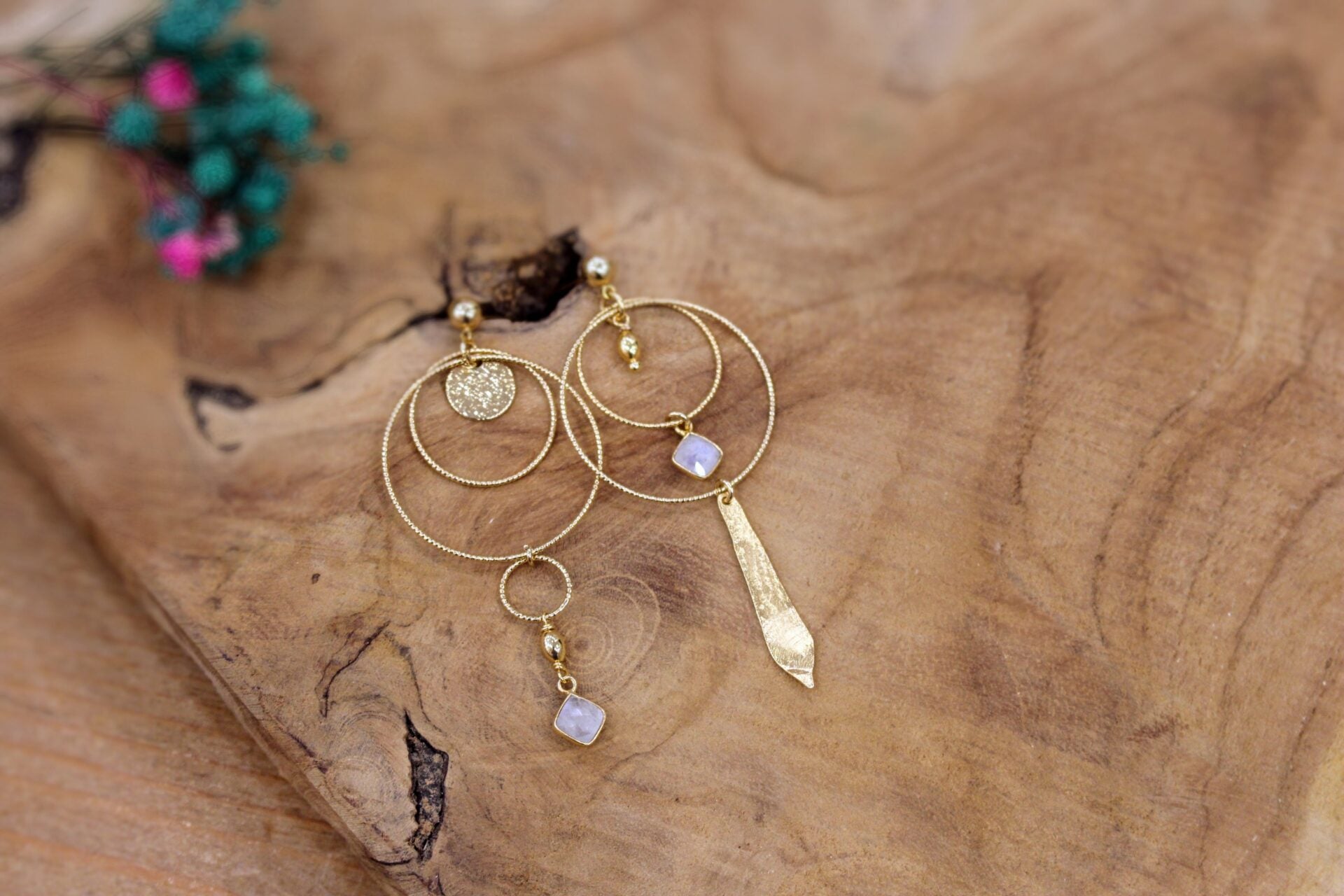 boucles d'oreilles longues asymétriques doré et pierre de lune blanche. Idée cadeau bijou haute fantaisie