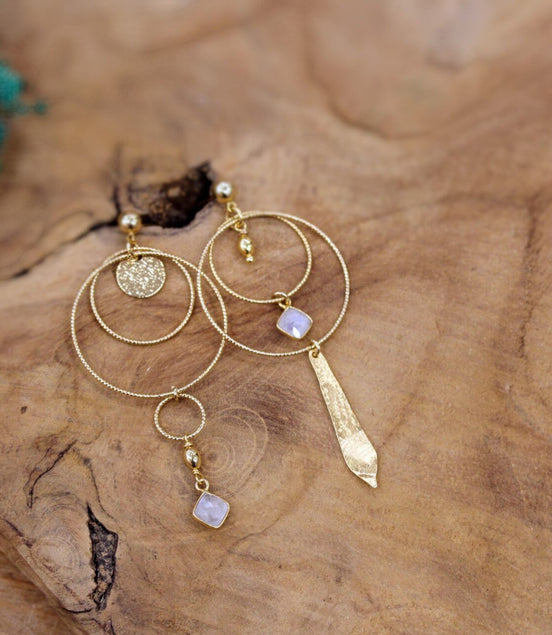 boucles d'oreilles longues asymétriques doré et pierre de lune blanche. Idée cadeau bijou haute fantaisie