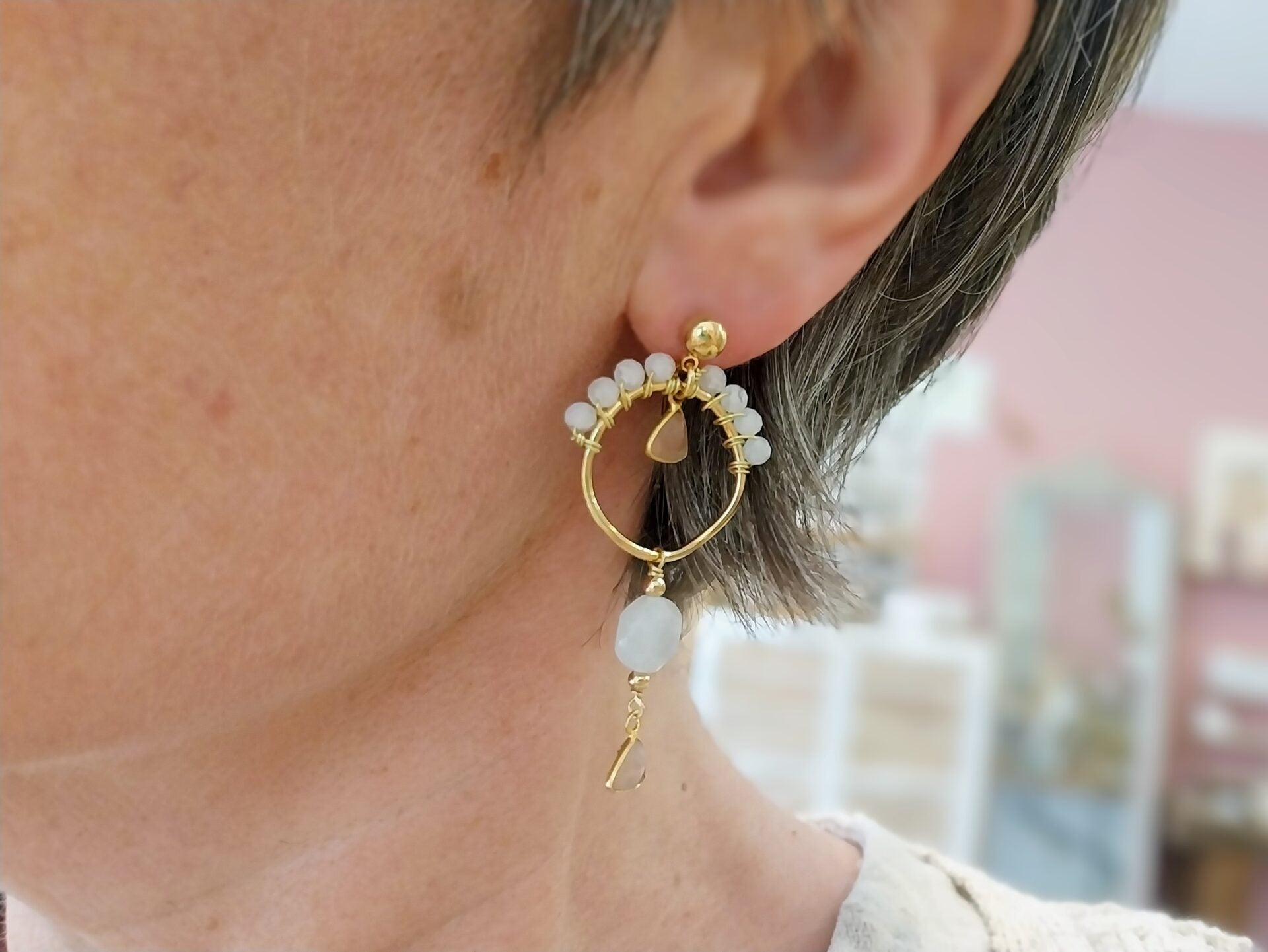 Idée cadeau bijou femme boucles d'oreilles longues cristal de roche et pierre de lune pêche
