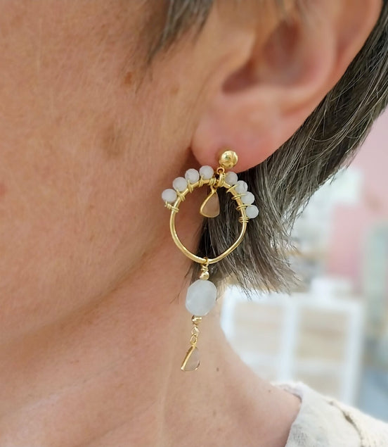 Idée cadeau bijou femme boucles d'oreilles longues cristal de roche et pierre de lune pêche