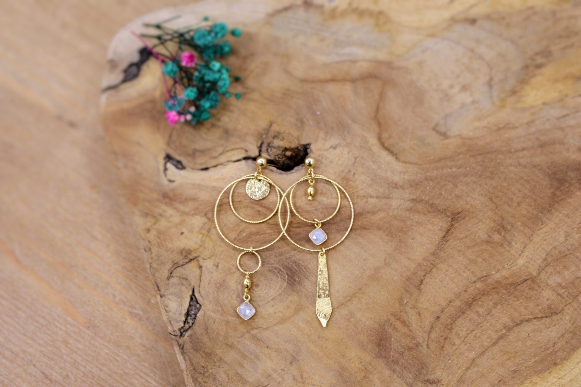 boucles d'oreilles longues et asymétriques or et pierre de lune
