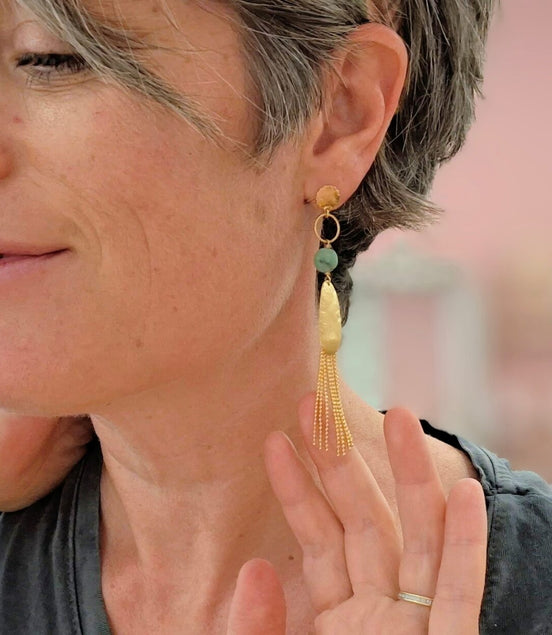 boucles d'oreilles longues pendantes doré et jaspe africain turquoise. bijou de créateur haute fantaisie
