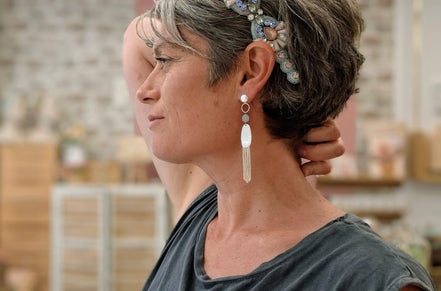 boucles d'oreilles longues poetiques et fluides. argenté et béryls bleu clair.