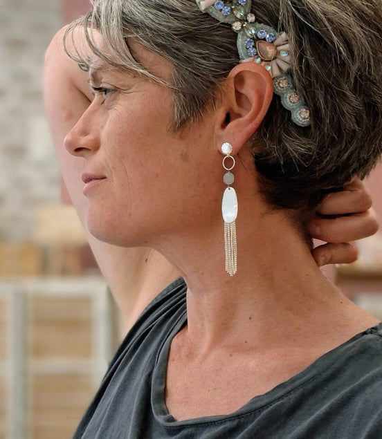 boucles d'oreilles longues poetiques et fluides. argenté et béryls bleu clair.
