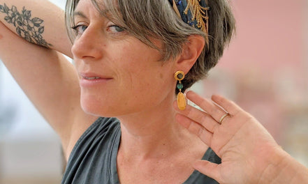 boucles d'oreilles mi longues pendantes doré et labradorite. Idée cadeau bijou femme