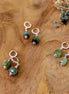 boucles d'oreilles pendantes argentées et chrysoprases vertes