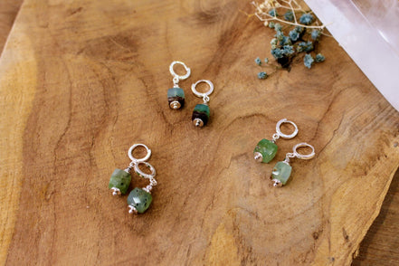 boucles d'oreilles pendantes argentées et chrysoprases vertes