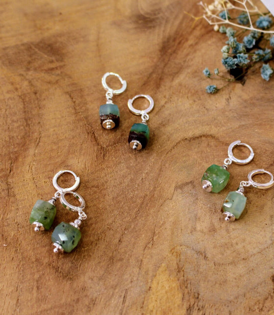 boucles d'oreilles pendantes argentées et chrysoprases vertes