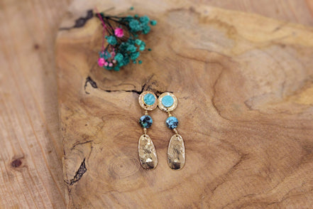 boucles d'oreilles pendantes doré et labradorite et jaspe africain. Bijou artisanal haute fantaisie fabriqué en France