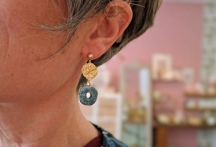 boucles d'oreilles pendantes es doré fleurs et céramique bleu