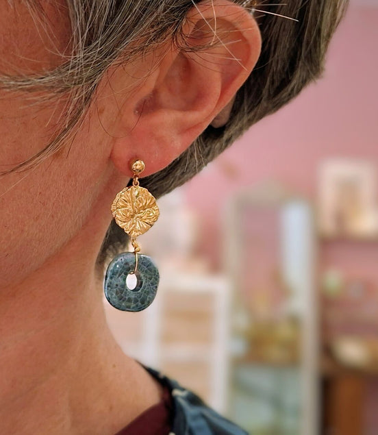 boucles d'oreilles pendantes es doré fleurs et céramique bleu