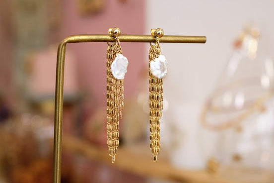 boucles d'oreilles pendantes dorées et perles d'eau douce SE