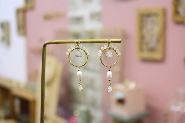 boucles d'oreilles pendantes femme doré blanches perles d'eau douce et pierre de lune