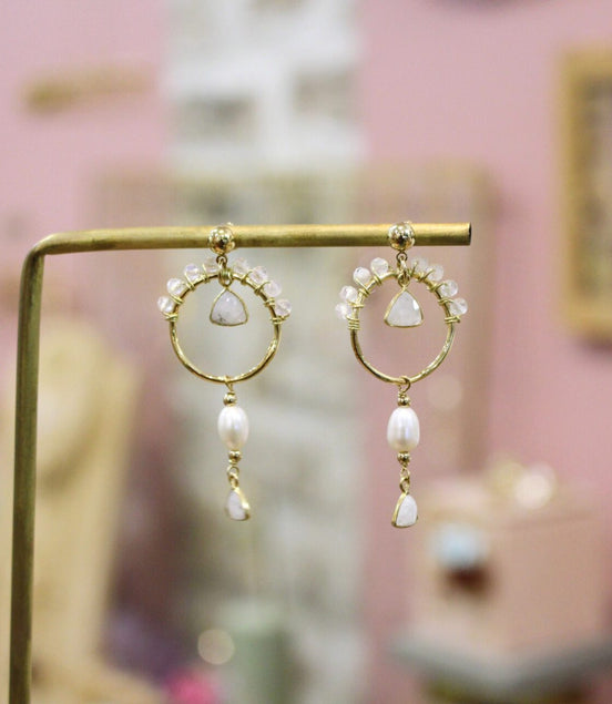 boucles d'oreilles pendantes femme doré blanches perles d'eau douce et pierre de lune