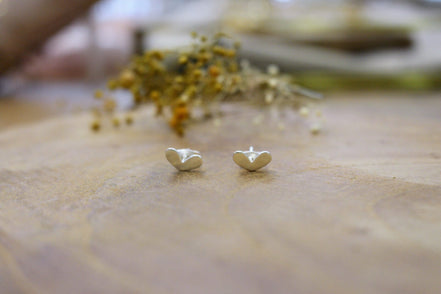 boucles d'oreilles puces petit coeur argenté