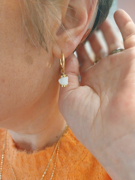 Boucles d'oreilles  SILENCE créoles et cristal de roche brut.