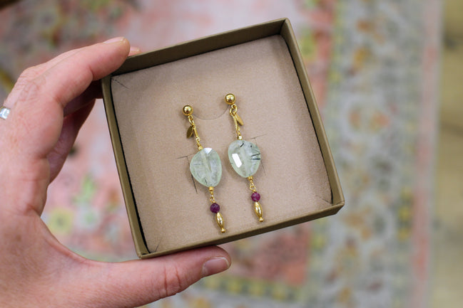 Boucles d'oreilles QUIETUDE doré - phrénite épidote et rubis