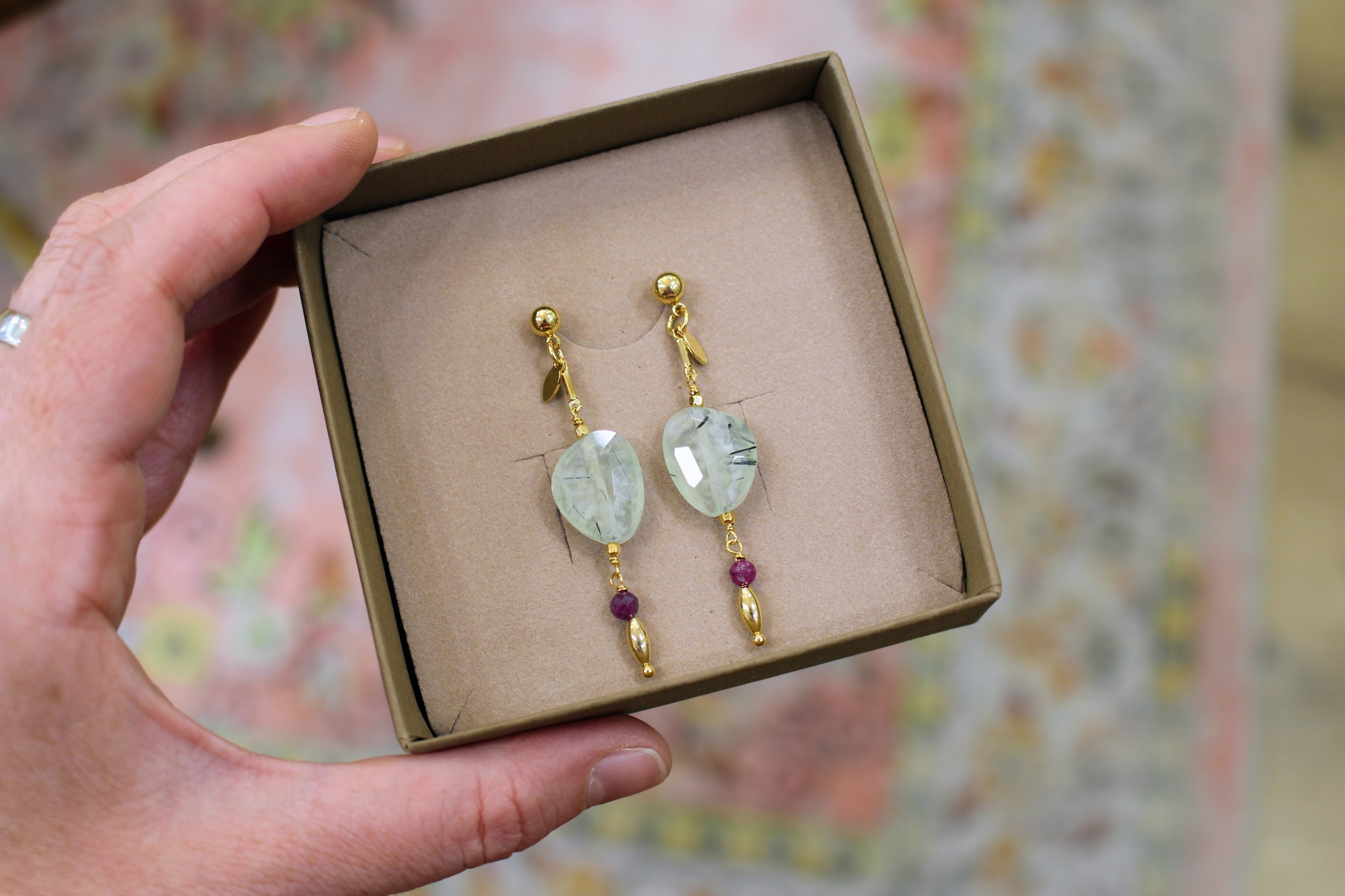 Boucles d'oreilles QUIETUDE doré - phrénite épidote et rubis